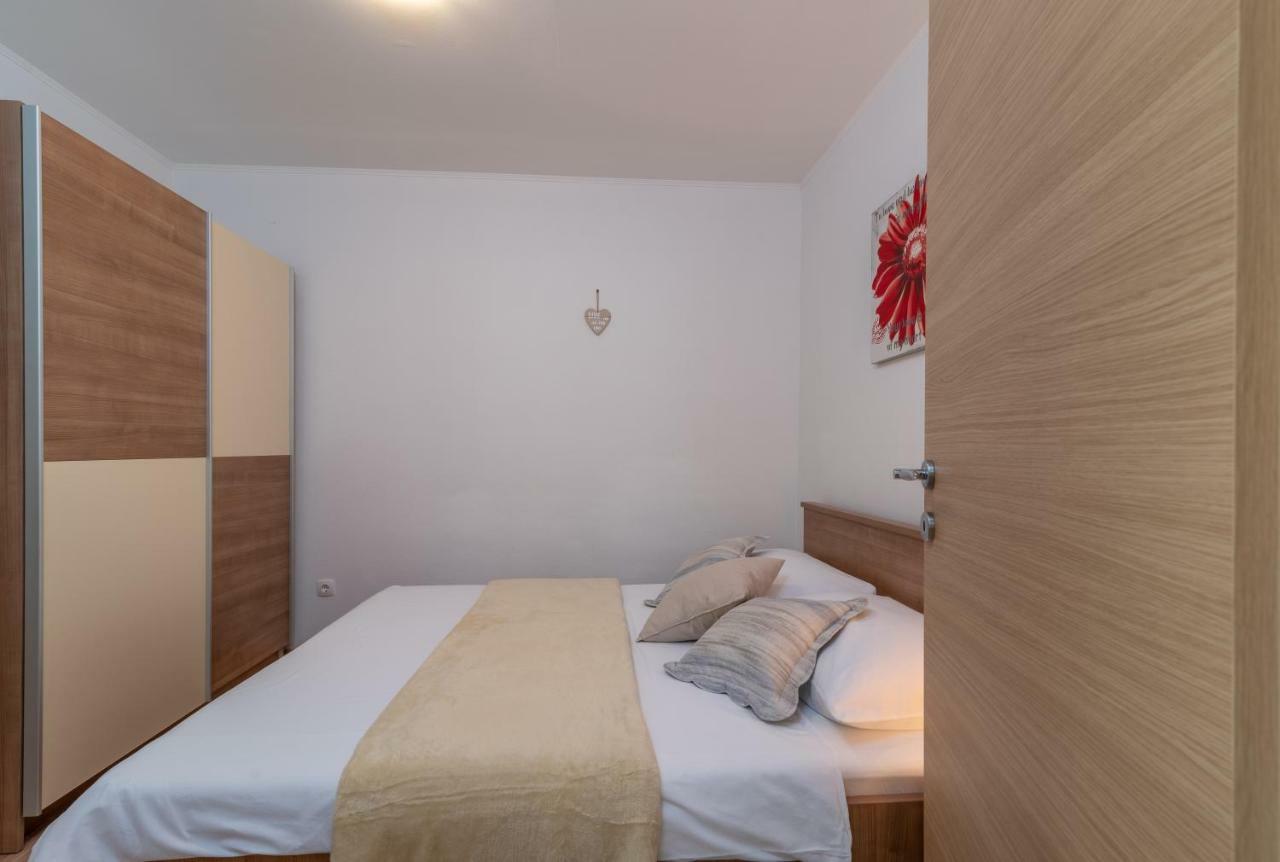 Apartment Nives Trogir Exterior photo
